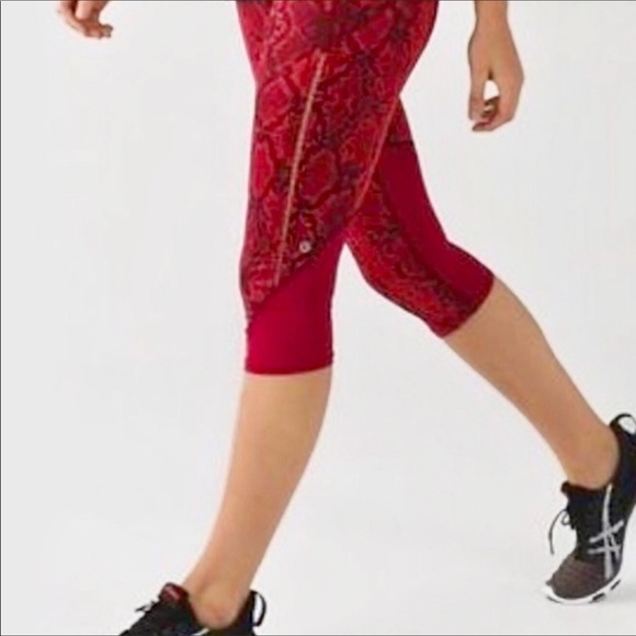 LuluLemon 4 Red Snakeprint Crops Capris - Picture 3 of 9